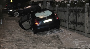 Uszkodzony samochód w rowie