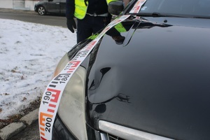 uszkodzony samochód obok policjant