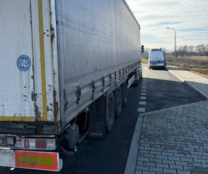 na zdjęciu radiowóz i samochód osobowy