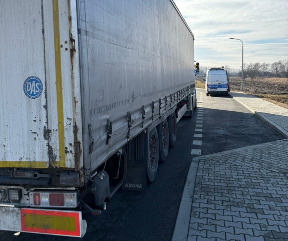 na zdjęciu radiowóz i samochód osobowy