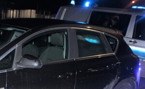 Radiowóz obok samochodu