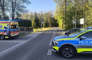 Służby ratunkowe na miejscu zdarzenia rower lezy na chodniku