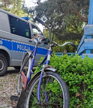 Zdjęcie roweru przed radiowozem