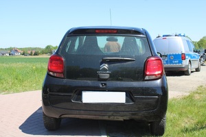 Zdjęcie samochód, radiowóz i motocykl przy ulicy