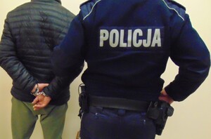 Na zdjęciu policjant z zatrzymanym