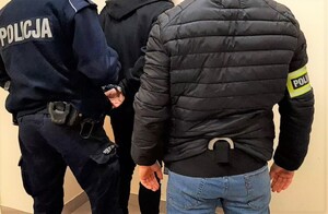 Na zdjęciu policjanci zakładają kajdanki mężczyźnie