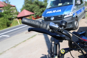 Na zdjęciu rower obok radiowozu