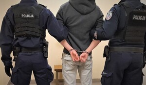 Na zdjęciu policjanci z zatrzymanym