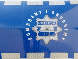 Zdjęcie z policyjnego radiowozu z mottem Pomagamy i Chronimy
