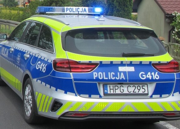 Na zdjęciu radiowóz z włączonymi sygnałami