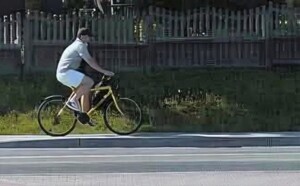 Na zdjęciu sprawca jadący rowerem