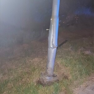Na zdjęciu samochód przy latarni