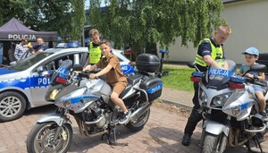 Na zdjęciu policjanci na stoisku policyjnym