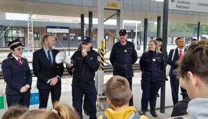 Na zdjęciu dzień dziecka z policją i koleją