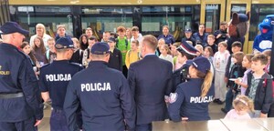 Na zdjęciu dzień dziecka z policją i koleją