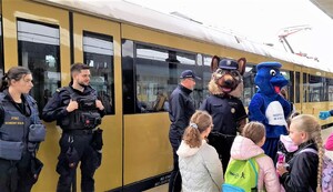 Na zdjęciu dzień dziecka z policją i koleją