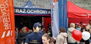 Na zdjęciu dzień dziecka z policją i koleją