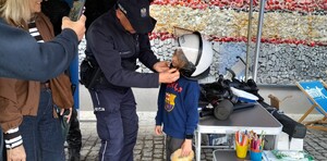 Na zdjęciu dzień dziecka z policją i koleją