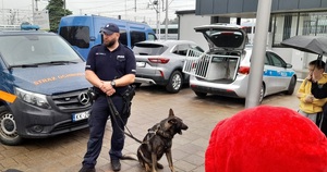 Na zdjęciu dzień dziecka z policją i koleją