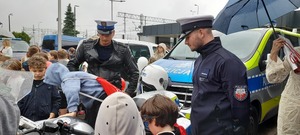 Na zdjęciu dzień dziecka z policją i koleją