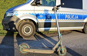 Zdjęcie hulajnoga przed radiowozem