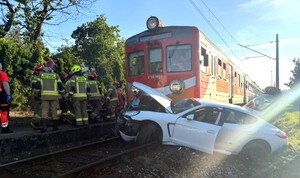 Na zdjęciu pociąg i samochód