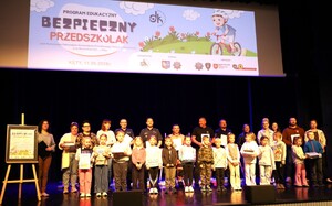 Policjanci i przedszkolaki na wydarzeniu profilaktycznym Bezpieczny Przedszkolak w Kętach