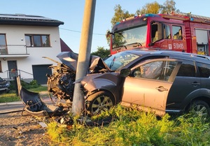 na zdjęciu uszkodzony samochód obok słupa