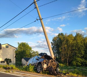 na zdjęciu uszkodzony samochód obok słupa