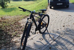 na zdjęciu rower stoi przed radiowozem