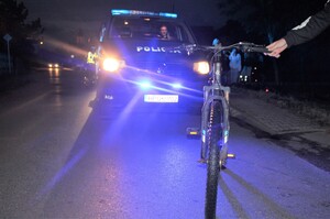 Na zdjęciu radiowóz i rower