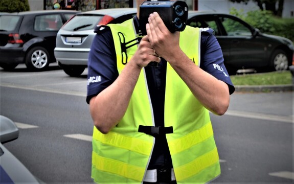 Policjant z miernikiem prędkości