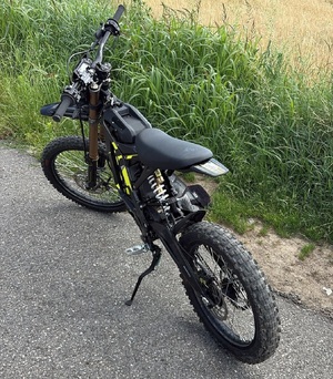 na zdjęciu motocykl crossowy