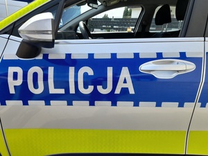 Policyjny radiowóz napis policja