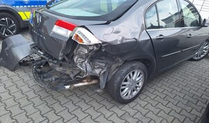 Na zdjęciu uszkodzony samochód