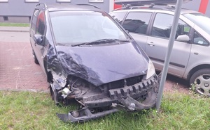 Na zdjęciu uszkodzony samochód