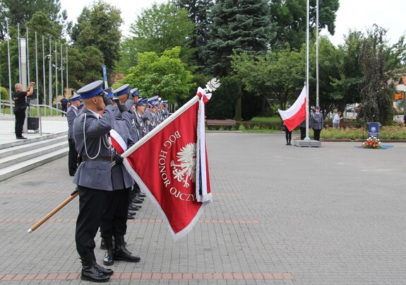Policjanci ze sztandarem