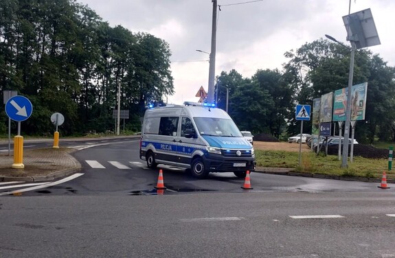 radiowóz na  jezdni
