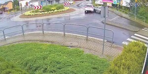 Na zdjęciu z monitoringu  rondo i samochody