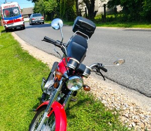 Zdjęcie motorower w tle Karetka