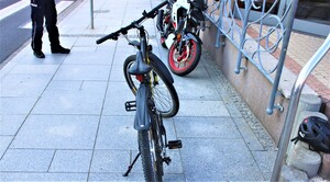 Na zdjęciu motocykl i rower