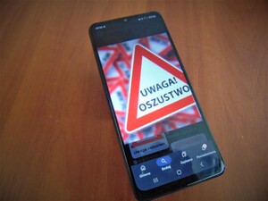 Na zdjęciu telefon z ostrzeżeniem