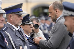 Na zdjęciu policjanci i policjantki