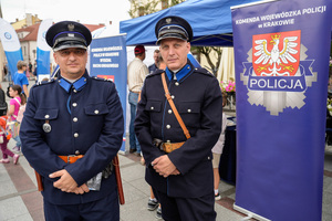 Na zdjęciu policjanci i policjantki