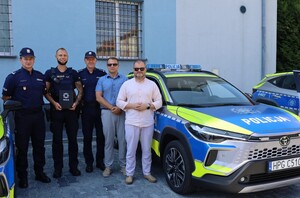 Na zdjęciu przekazywane radiowozy, przedstawiciele policji i gmin