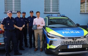 Na zdjęciu przekazywane radiowozy, przedstawiciele policji i gmin