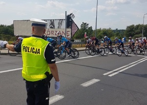 policjant kieruje ruchem