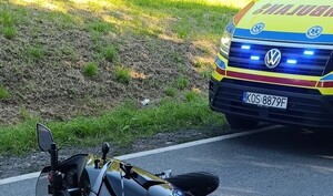 Na zdjęciu motocykl i karetka na ulicy