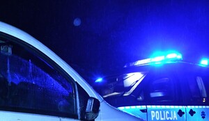 Na zdjęciu radiowóz i samochód w nocy