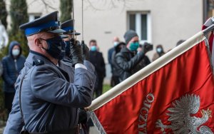 Na zdjęciu policjant ze sztandarem